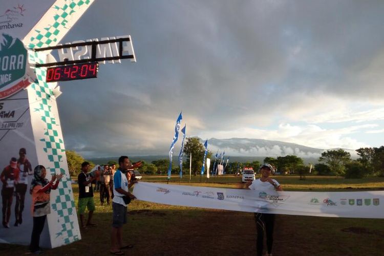 Eni Rosita, pelari asal Pemalang Jawa Tengah saat berlari melewati spandung yang membentang digaris finis dan keluar menjadi juara lombas lintas Sumbawa 230 kilometer tahun 2017.
