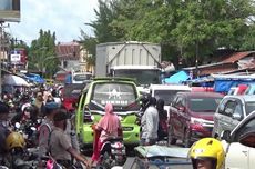 Jalur Trans-Sulawesi Polewali Mandar Macet Parah akibat Pasar Tumpah