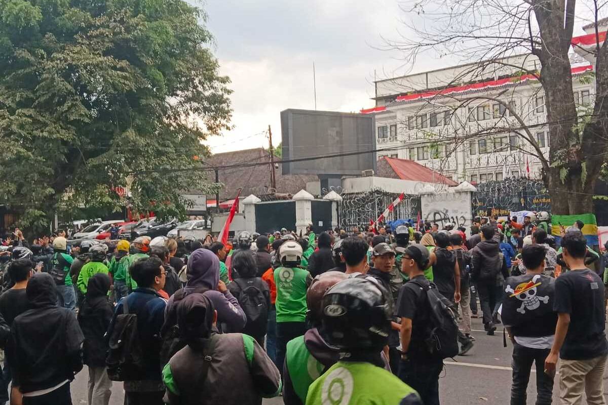 Aksi unjuk rasa mahasiswa, pengemudi ojol hingga masyarakat Kota Bandung di depan Gedung DPRD Jawa Barat, Jalan Diponegoro, Kota Bandung, Jumat (29/8/2025).