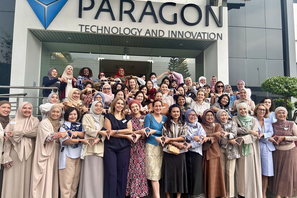Kunjungan Istri Duta Besar Asing ke ParagonCorp melalui acara bertajuk ?Light From Heart to The World?, digelar di Paragon Innovation and Manufacture Center, Jatake 6, Tangerang, Banten, pada Selasa (29/4/2025).