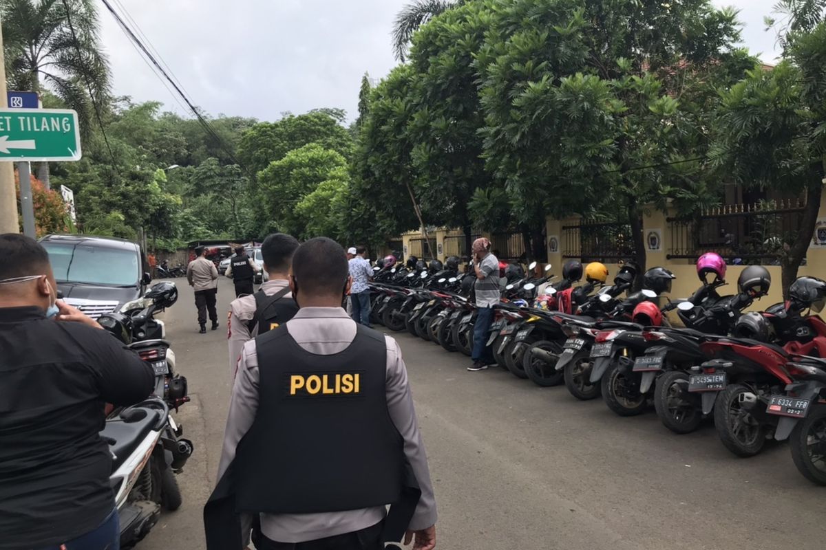 Polisi berjaga di samping Gedung Kota DPRD Kota Depok di Jalan Boulevard Raya Kota Kembang, Kalimulya, Cilodong, Kota Depok, Jawa Barat pada Senin (6/12/2021) siang. 