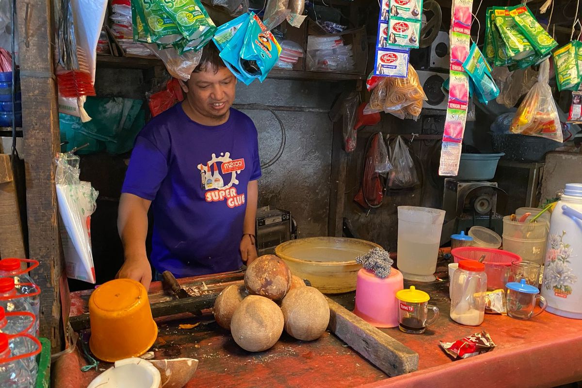 Pembeli mengaku baru pertama kali harga kelapa naik dan berharap solusi cepat dari pemerintah