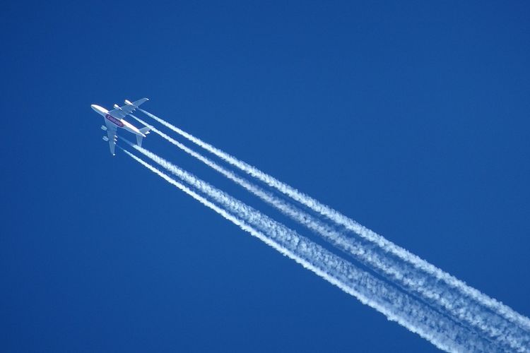 Jejak asap putih yang dikeluarkan pesawat.