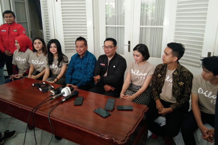 Gubernur Jawa Barat Ridwan Kamil saat bertemu dengan para pemeran film Dilan 1991 di Gedung Pakuan, Jalan Cicendo, Kota Bandung, Minggu (10/2/2019).