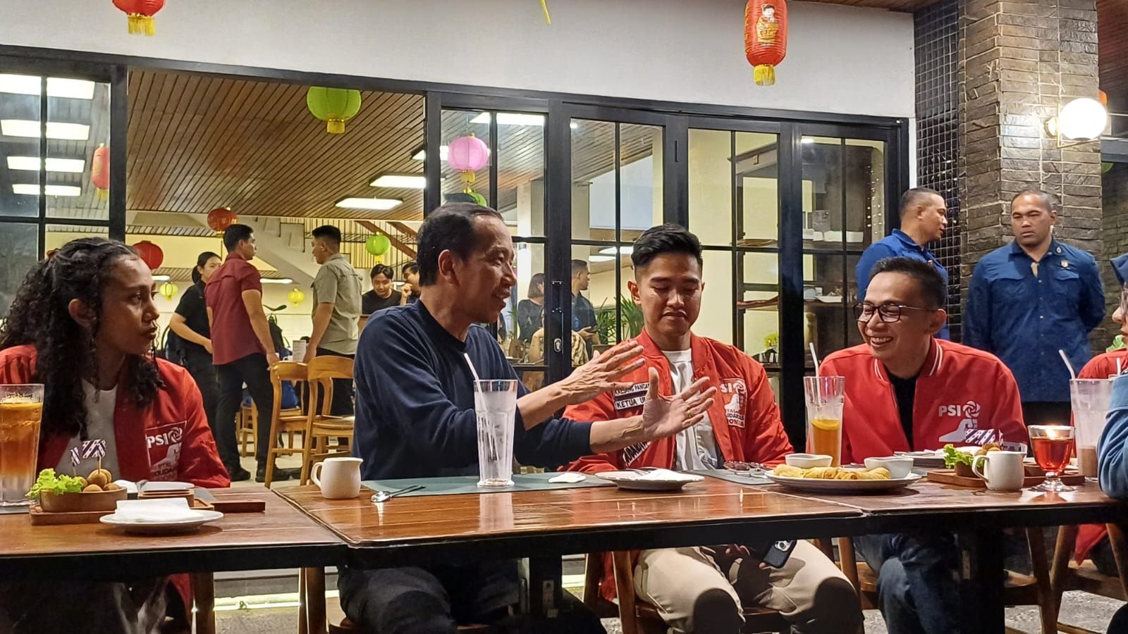 Jokowi Makan Malam Bareng Kaesang dan Kader PSI di Jalan Braga