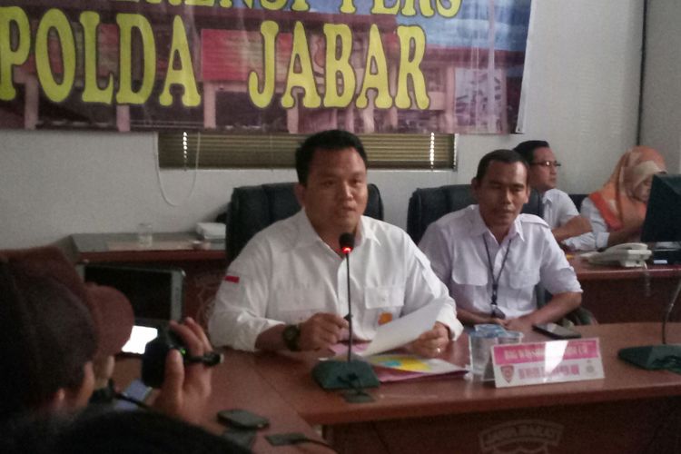 Direskrimum Polda Jabar Kombes Umar Surya Fana tengah menjelaskan hasil gelar perkara kasus pembakaran bendera di Garut.