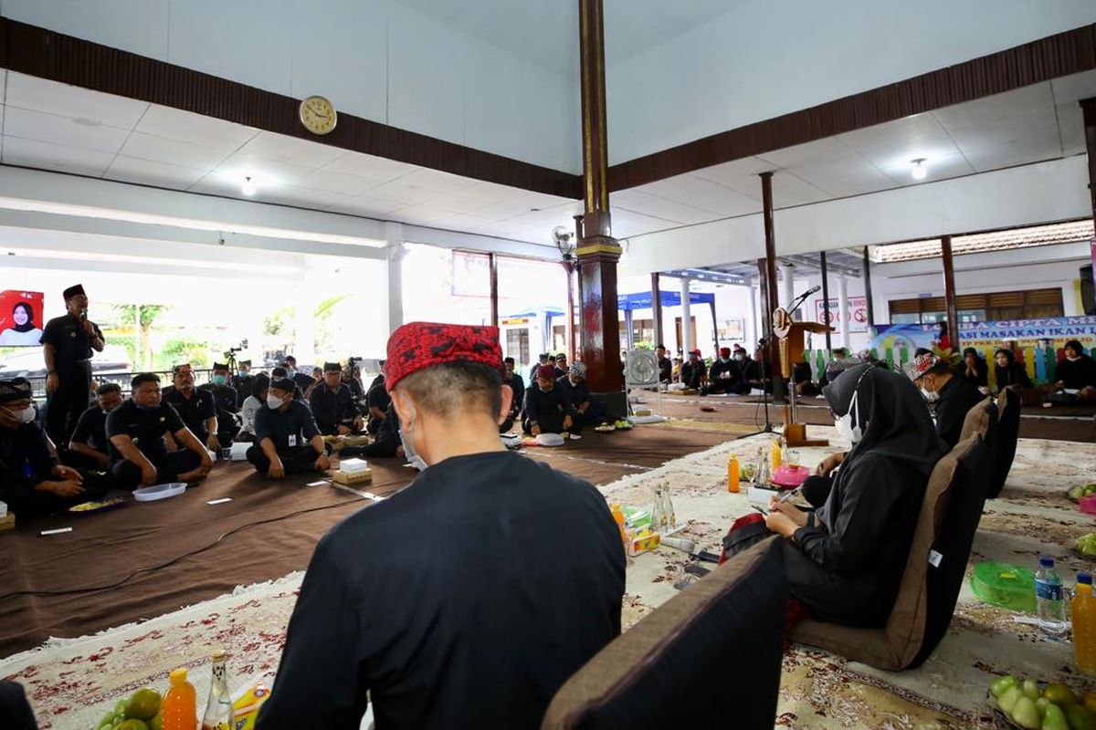 Bupati Banyuwangi Ipuk Fiestiandani Azwar Anas saat gesah bersama para kepala desa 