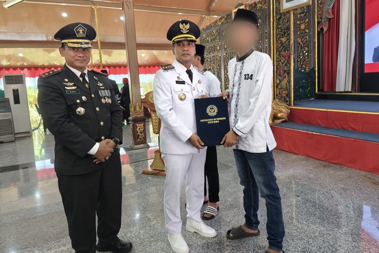 Abd Basid saat menerima remisi bebas di Pendopo Agung Bangkalan
