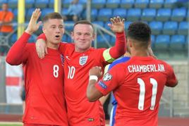 Para pemain tim nasional Inggris merayakan gol ke gawang San Marino pada laga kualifikasi Grup E Euro 2016 di Stadion Olimpico di Serravalle, Sabtu (5/9/2015)