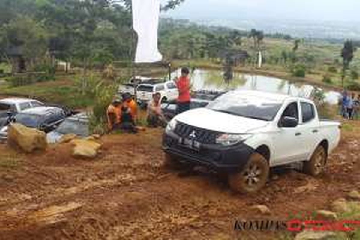 Mitubishi Triton sedang diuji konsumen di Sentul, Bogor, Jawa Barat, Sabtu (12/11/2016).