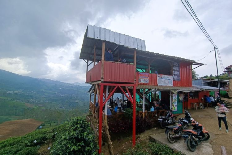 Warung makan di Taman Langit Pangalengan, Jawa Barat, Sabtu (29/4/2023).