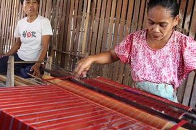 Proses pembuatan tenun khas Mandar, di Desa Bonde di Kecamatan Pamboang, Majene, Sulawesi Barat.