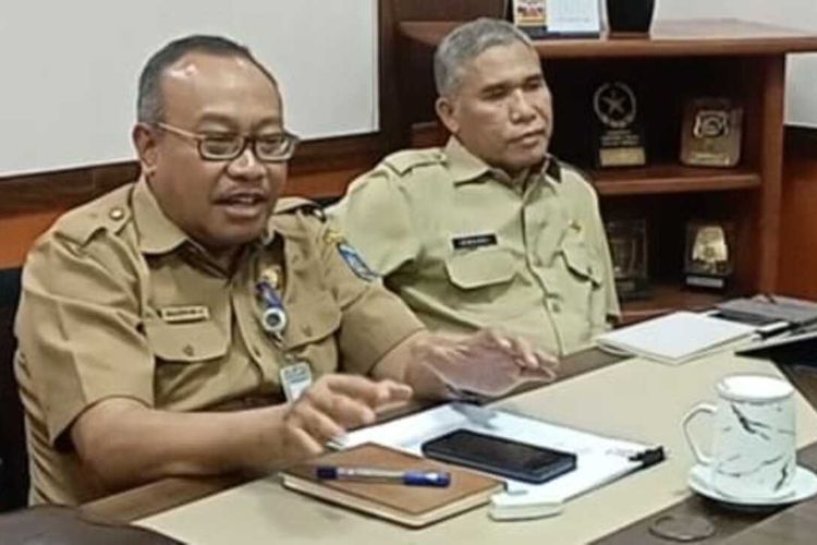 Sekda NTB, Lalu Gita Aryadi (kaca mata) saat memberi keterangan pada wartawan di ruangannya, beberapa waktu lalu.