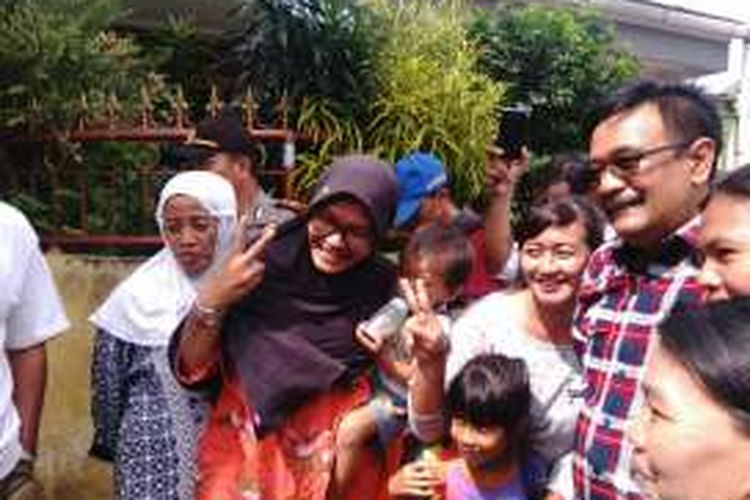 Calon wakil gubernur DKI Jakarta, Djarot Saiful Hidayat blusukan di RT 11 RW 03 Kalisari, Pasar Rebo, Jakarta Timur. Dalam kunjungan itu, Djarot disambut meriah banyak warga setempat. 