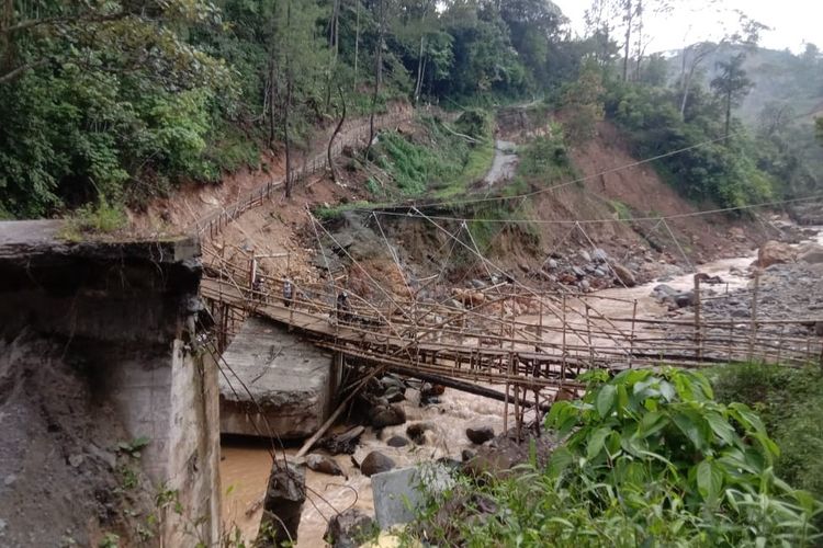 Jembatan Tak Kunjung Dibangun, Warga Mesidah Aceh Bertaruh Nyawa Gunakan Bambu