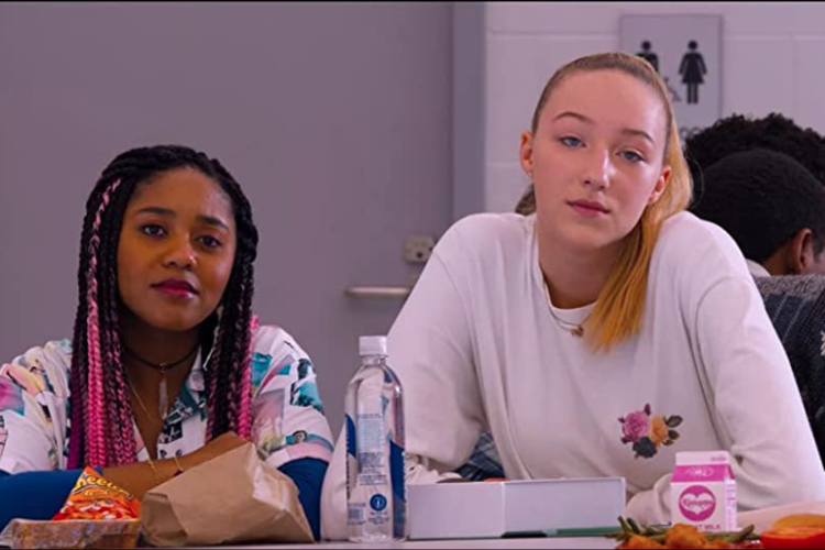 Anjelika Washington dan Ava Michelle dalam film Tall Girl (2019).