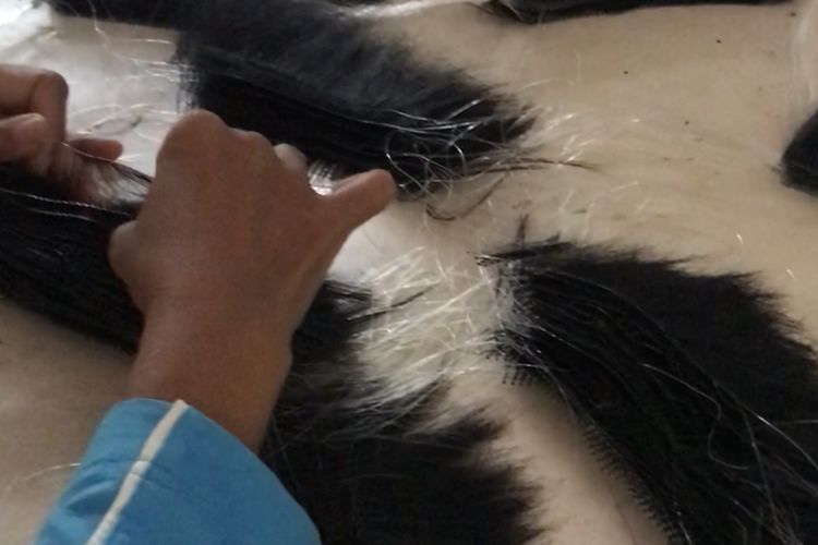 Sejumlan perajin sedang membuat bulu mata palsu di sebuah rumah di kawasan Purworejo, Jawa Tengah pada pertengahan Februari 2023 lalu.