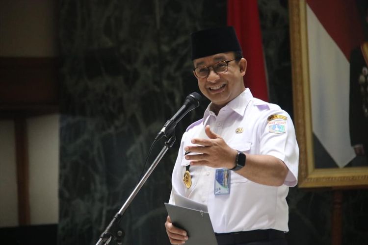 Gubernur DKI Jakarta Anies Baswedan saat kukuhkan 166 petugas pendamping jemaah haji, balai kota, Jakarta Pusat, Rabu (3/7/2019)