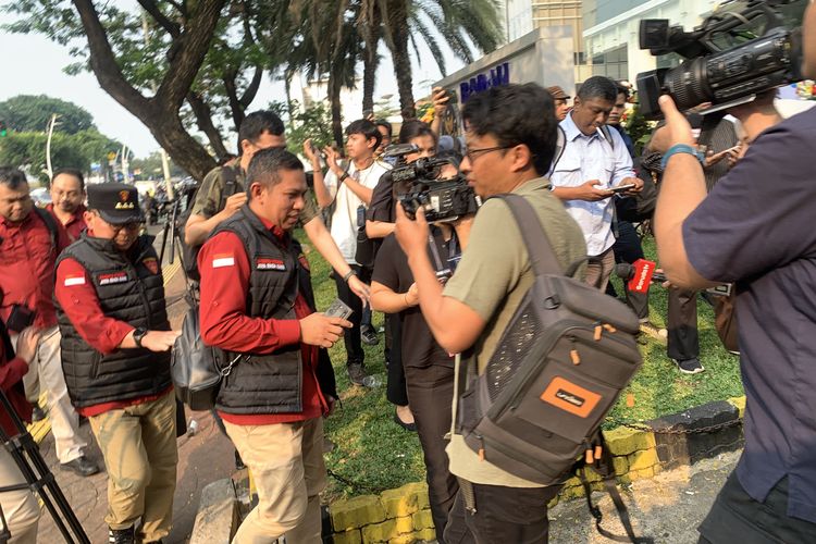 Momen Penyidik Jampidsus Datangi Kantor BGN, Bungkam di Depan Wartawan