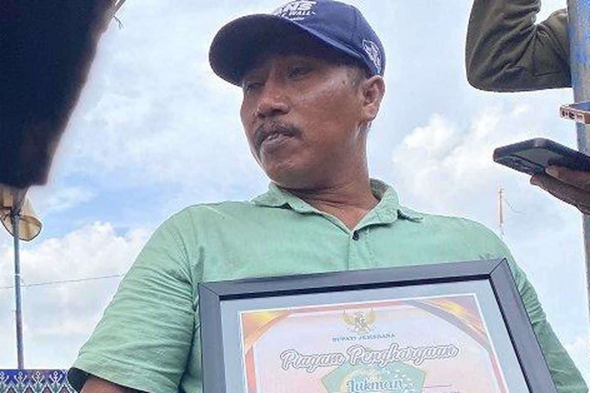 Lukman Hakim (44) seorang nelayan Pantai Pebuahan saat menceritakan ihwal penemuan para korban KMP Tunu Pratama Jaya yang selamat maupun meninggal dunia di perairan Pebuahan, Desa Banyubiru, Kecamatan Negara, Jembrana, Selasa 8 Juli 2025. 
