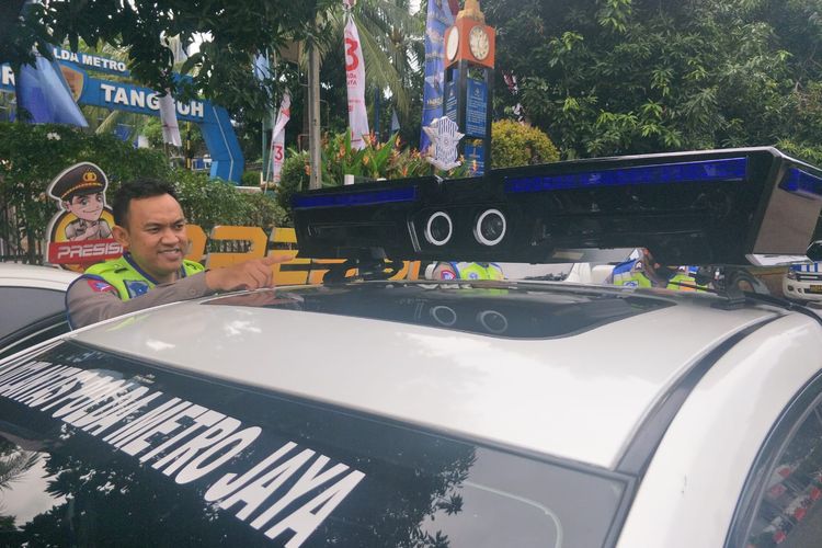 Bagian depan kamera E-TLE Mobile yang terpasang di bagian atap mobil patroli polisi lalu lintas, Selasa (13/12/2022). 