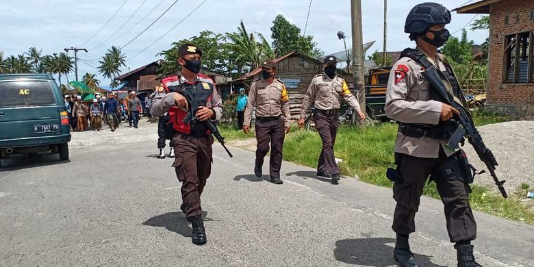 Personel Polri dan TNI melakukan penjagaan dan mengawal proses pemakaman warga yang meninggal akibat pertikaian antardusun Pintu Langit Julu dan Huraba, di Kecamatan Angkola Timur, Tapanuli Selatan, Rabu (27/5/2020).