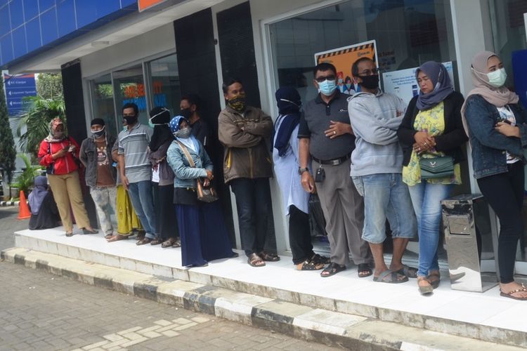 Belasan nasabah tampak mengantre di depan mesin ATM di Cianjur, Jawa Barat, Selasa (6/4/2021). 