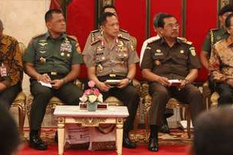 Ketua KPK Agus Rahardjo bersama Panglima TNI Jenderal Gatot Nurmantyo, Kapolri Jenderal Tito Karnavian, Jaksa Agung HM Prasetyo dan Menko Maritim Rizal Ramli mendengarkan arahan Presiden Joko Widodo saat acara pengarahan kepada seluruh Kepala Kepolisian Daerah dan Kepala Kejaksaan Tinggi, di Istana Negara, Jakarta, Selasa (19/7/2016). Dalam kesempatan tersebut, Presiden mengevaluasi lima hal yang tak bisa dipidanakan, seperti  yang pernah disampaikannya beberapa waktu lalu, di antaranya kebijakan diskresi, tindakan administrasi pemerintahan aturan BPK soal kerugian, dan kerugian negara.