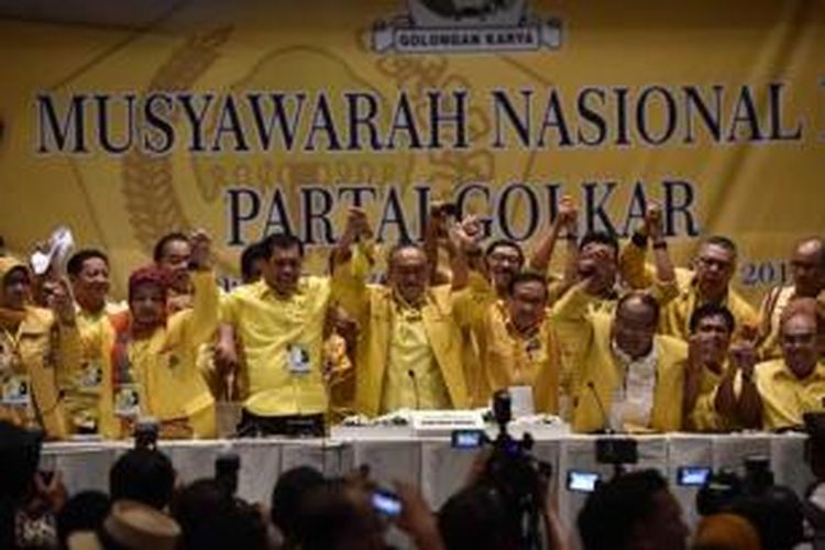 Ketua Umum Partai Golkar terpilih Aburizal Bakrie dan Ketua Dewan Pertimbangan Partai terpilih Akbar Tandjung bersama anggota formatur dan Ketua DPD I Golkar saat Munas IX Golkar di Nusa Dua, Bali, Rabu (3/12/2014). Ical, sebutan Aburizal Bakrie, terpilih secara aklamasi untuk memimpin Golkar periode 2014-2019.