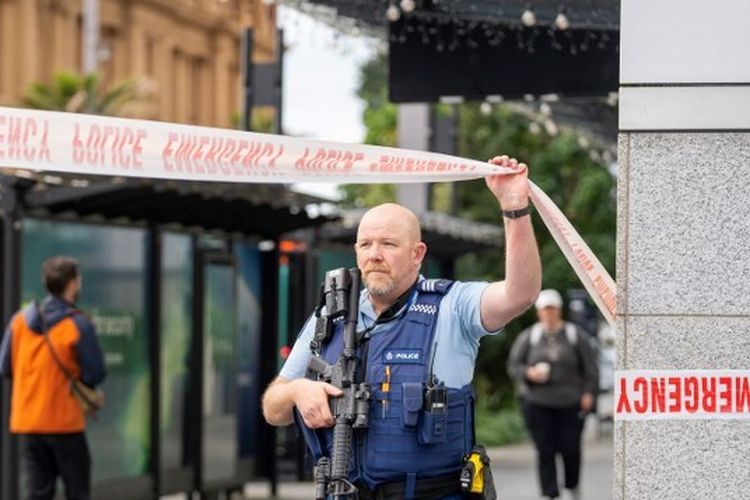 Seorang polisi berjaga di lokasi tragedi penembakan Auckland yang terjadi menjelang upacara pembukaan Piala Dunia Wanita 2023 di Stadion Eden Park, Auckland, Selandia Baru, pada Kamis (20/7/2023) pagi waktu setempat.