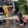 Jalan Raya Ceger Tergenang Air Comberan, Pengendara Motor Naik ke Trotoar