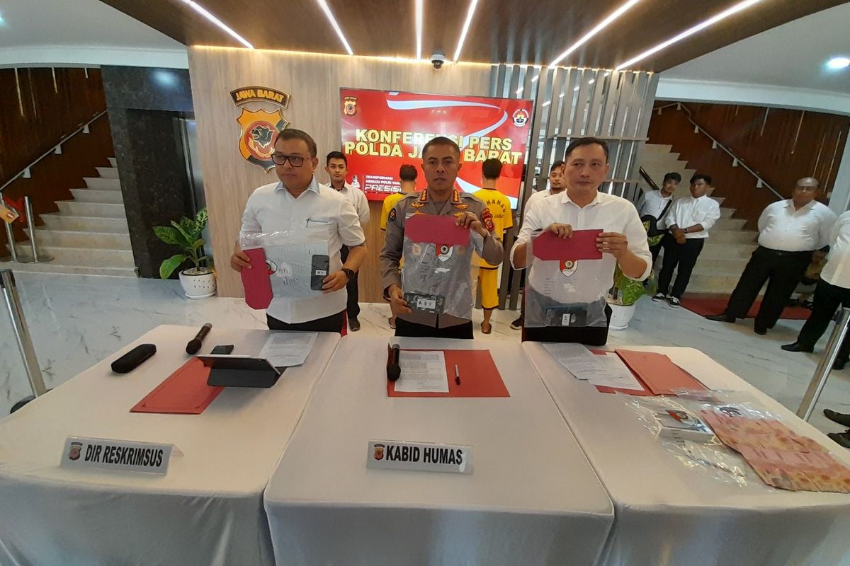 Kabidh Humas Polda Jabar Kombes Ibrahim Tompo dan Dirkrimsus Polda Jabar Kombes Pol Deni Oktavianto tengah memperlihatkan Barang bukti tersangka siaran sepakbola Liga Inggris di Media sosial, akibat perbuatan para pelaku pemilik hak sia vido.com rugi hingga miliaran rupiah.