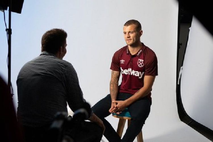 Jack Wilshere menjalani sesi wawancara seusai resmi menjadi pemain West Ham United, 9 Juli 2018. 