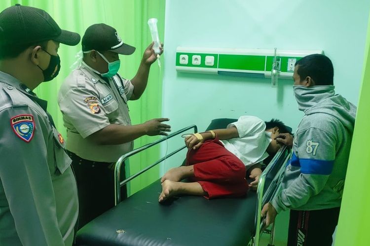 Seorang siswa dari 7 pelajar SDN Ciawang 2 Leuwisari, Kabupaten Tasikmalaya yang keracunan jajanan sekolah Cibul masih menjalani perawatan intensif di ruang tindakan RSUD SMC Singaparna, Kabupaten Tasikmalaya, Jawa Barat, Rabu (16/11/2022).