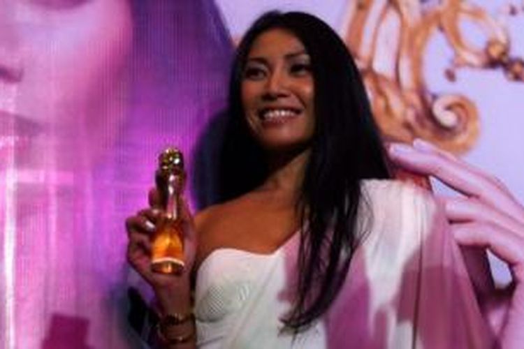 Anggun C Sasmi meluncurkan parfum Anggun Grace Eau de Parfum di Plaza Indonesia, Jakarta Pusat, Kamis (26/6/2014).