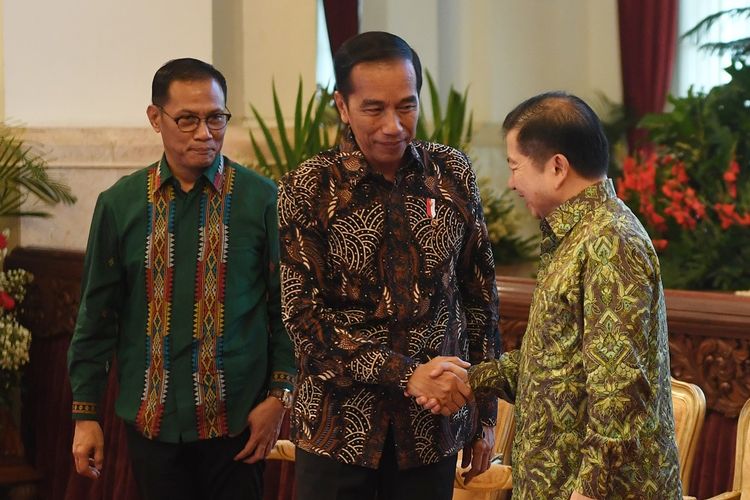 Presiden Joko Widodo (tengah) berjabat tangan dengan Menteri PPN/Kepala Bappenas Suharso Monoarfa (kanan) disaksikan Kepala BPS Suhariyanto (kiri) saat Pencanangan Sensus Penduduk 2020 di Istana Negara, Jakarta, Jumat (24/1/2020). Sensus penduduk 2020 mengangkat tema menuju satu data kependudukan untuk Indonesia maju. ANTARA FOTO/Akbar Nugroho Gumay/ama.