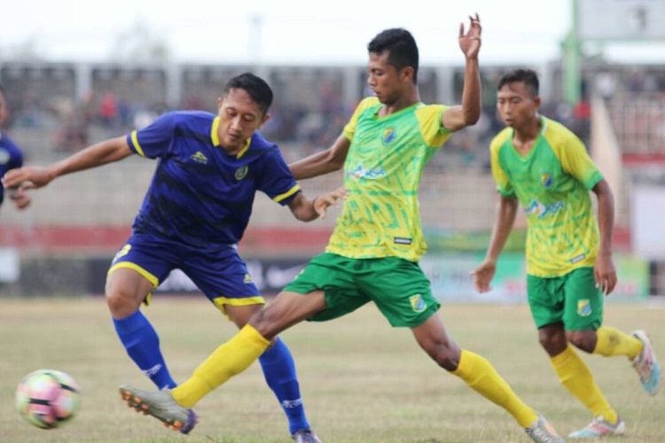 Pemain Persip Pekalongan dan Persibas Banyumas duel memperebutkan bola dalam lanjutan Liga 1 di Stadion Hoegeng, Pekalongan, Jawa Tengah, Sabtu (22/4/2017).