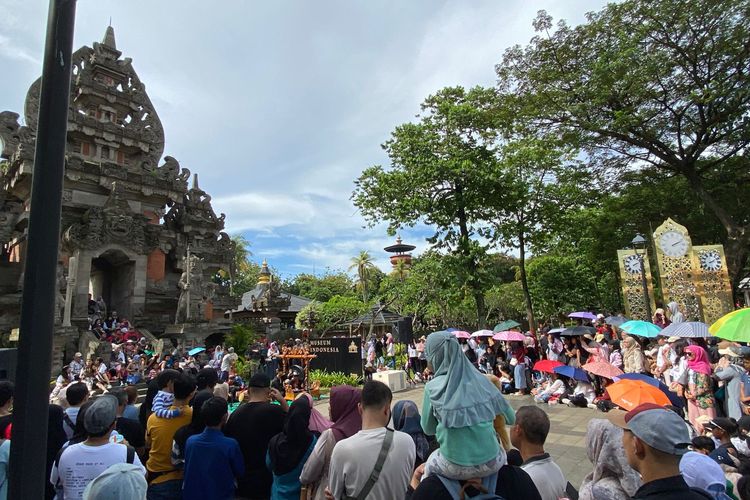 TMII Dipadati Pengunjung, Perayaan Waisak 2025 Dimeriahkan dengan Ragam Seni Budaya
