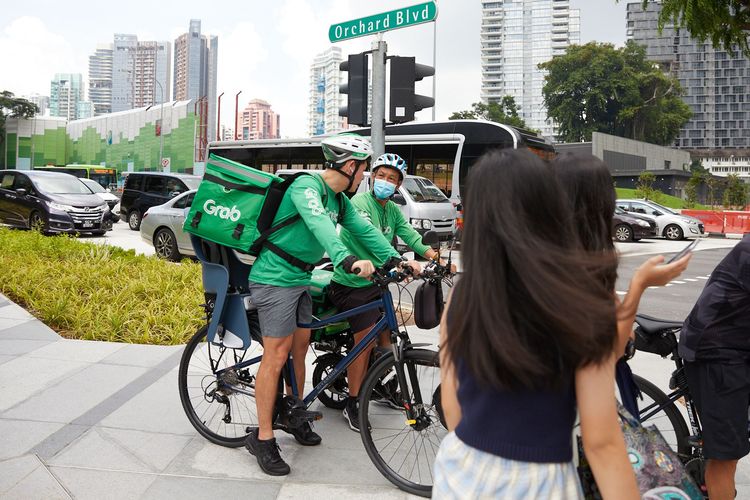 Pendiri sekaligus CEO Grab ketika menjadi kurir GrabFood.