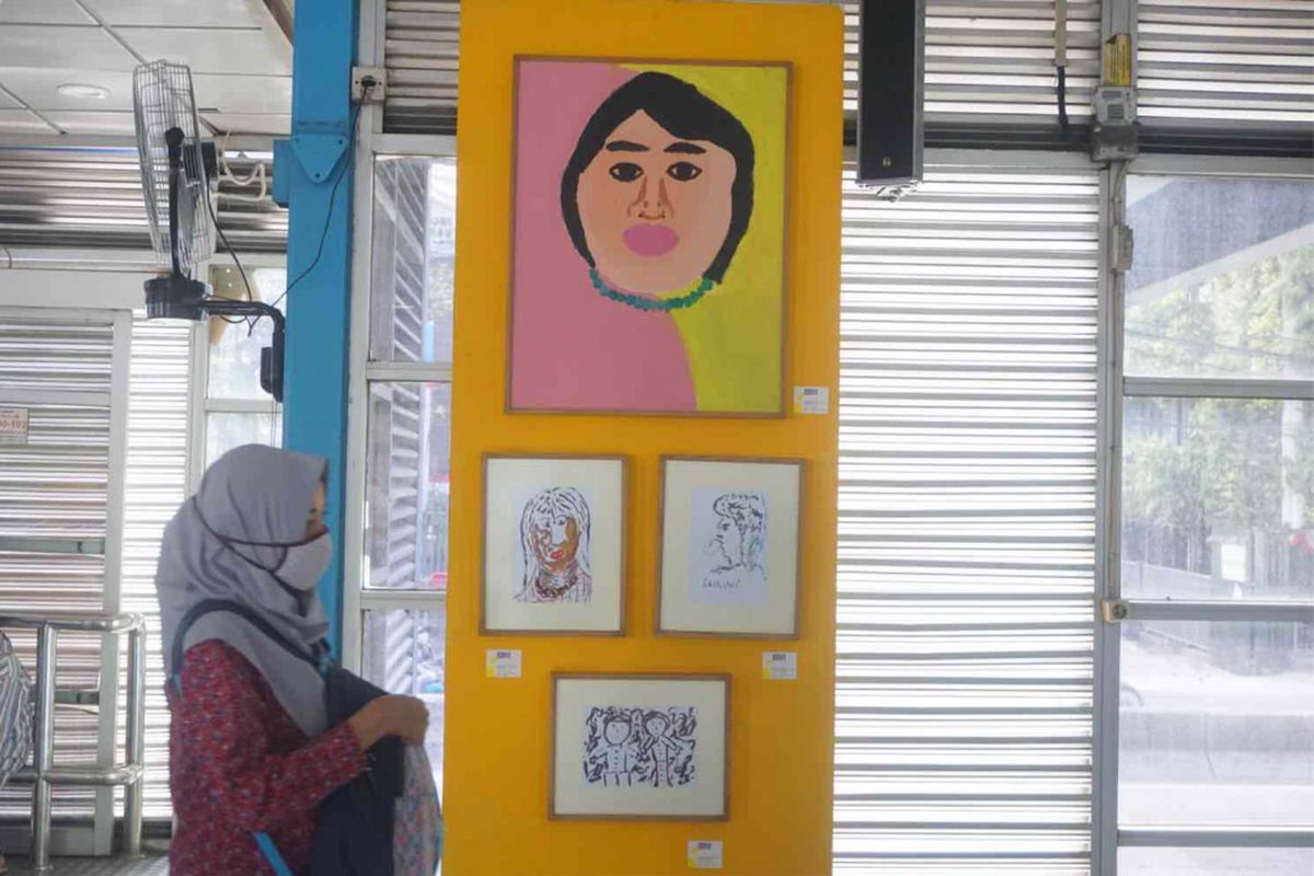 Puluhan lukisan dipajang di Halte Transjakarta Harmoni, Jakarta Pusat. Lukisan-lukisan itu berasal dari karya orang dengan gangguan jiwa (ODGJ) yang berasal dari lima rumah sakit jiwa (RSJ) yang ada di Indonesia, Jumat (31/8/2018).