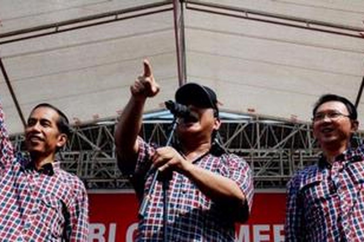 Cagub DKI Jakarta Joko Widodo (kiri), Ketua Dewan Pembina Partai Gerindra Prabowo Subianto (tengah), Cawagub DKI Jakarta Basuki Tjahaja Purnama (kanan) saat menghadiri kampanye terbuka di Parkir Timur Senayan, Jakarta, Minggu (1/7/2012). Dalam pidatonya Jokowi menyesalkan dana APBD DKI Jakarta saat ini yang tidak tepat guna. 