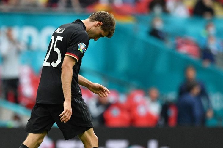 Penyerang timnas Jerman, Thomas Mueller, bereaksi setelah melewatkan kesempatan emas ke gawang timnas Inggris pada laga babak 16 besar Euro 2020 di Stadion Wembley, London, pada Selasa (29/6/2021).