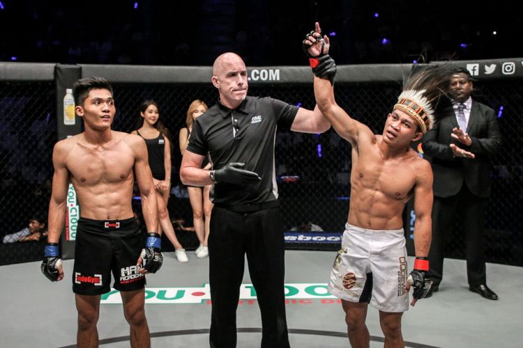 Adrian Papua Badboy Mattheis (kanan) mengalahkan rekan senegaranya, Aziz The Krauser, pada laga MMA ONE Championship di Istora Senayan, Sabtu (17/11/2018).