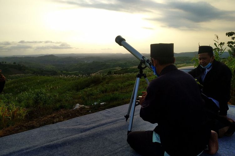 Tim perukyah mempersiapkan peralatan rukyah untuk melihat hilal penanda pergantian bulan dalam penanggalan komariyah di Bukit Banjarsari, Kabupaten Blitar, Selasa (11/5/2021)