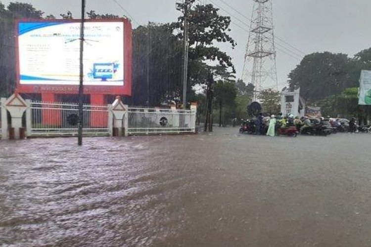 Situasi banjir terkini di Jl AP Pettarani depan kampus UNM, Makassar, Senin (13/2/2023). Wali kota Makassar ungkap penyebab banjir yang terjadi di Makassar. 
