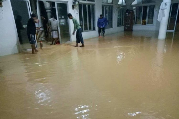 Salah satu rumah ibadah di Tambelan yang mengalami kebanjiran akibat meluapnya air laut 