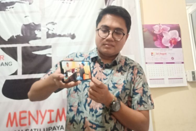Kuasa hukum Sudarto, tersangka ujaran kebencian pelarangan perayaan Natal, Wendra Rona Putra dari LBH Padang, saat ditemui di kantornya, Rabu (8/1/2020). 