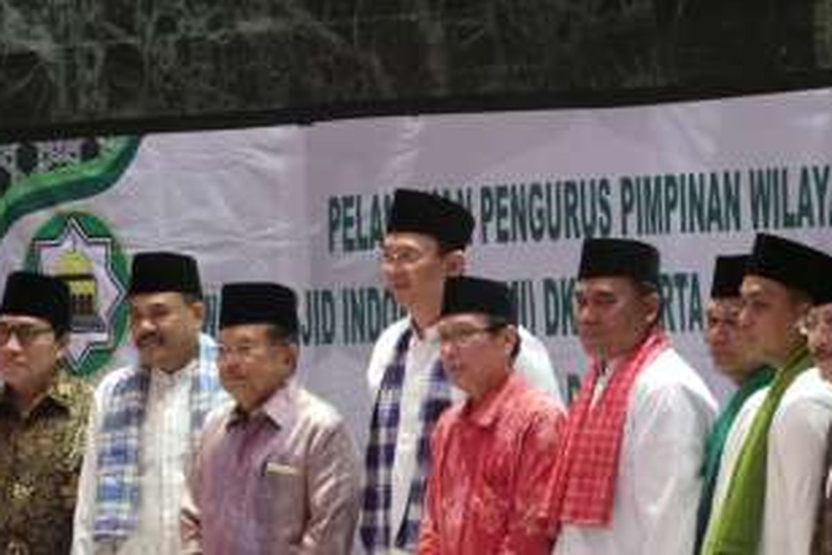 Wakil Presiden Jusuf Kalla dan Gubernur DKI Jakarta Basuki Tjahaja Purnama saat menghadiri pengukuhan Pengurus Pimpinan Wilayah Dewan Masjid Indonesia (DMI) DKI Jakarta Periode 2015-2020, di Balai Kota, Kamis (18/2/2016). 