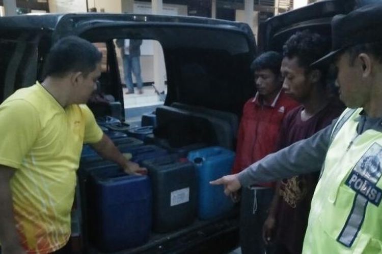 Aparat Polsek Somoroto-Ponorogo menyita 21 jeriken arak jowo dari tangan AW dan SW yang ditangkap di di Jalan Ponorogo-Solo, Desa Carat, Kecamatan Kauman, Ponorogo, Selasa ( 31/1/2017).