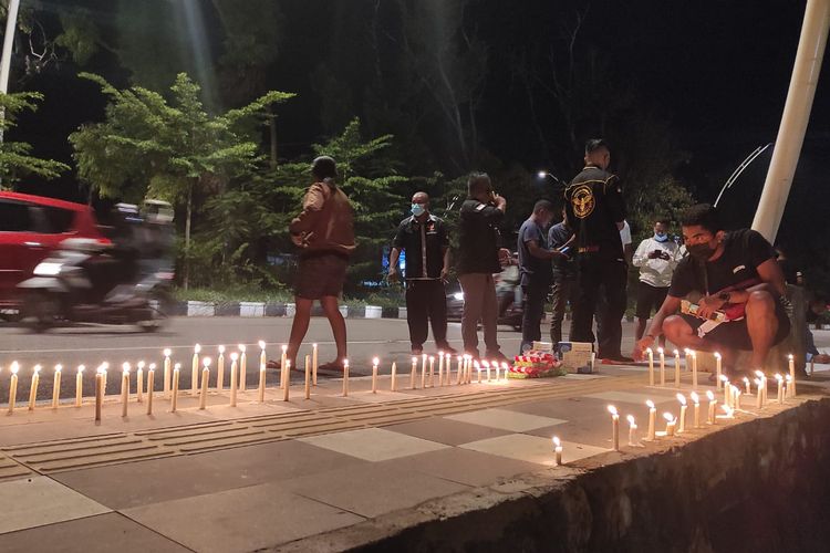 Warga Kota Kupang, NTT menggelar aksi bakar 1.000 lilin di depan Kantor Gubernur NTT untuk mendukung polisi segera ungkap pelaku pembunuhan ibu dan anak di Kupang.